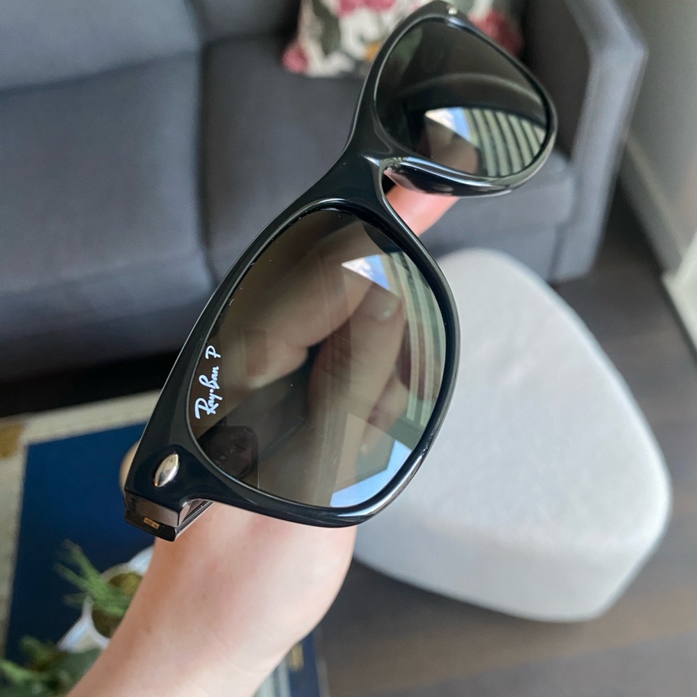 RAYBAN Wayfarer Classic Polarized Black Frame with Black/Green tint. MINT